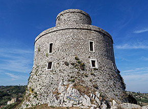 La possente Torre del Castello di Montesarchio.