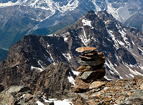 Ometto in cima alla Croda di Cengles, sullo sfondo il Dosso Bello di Dentro.
