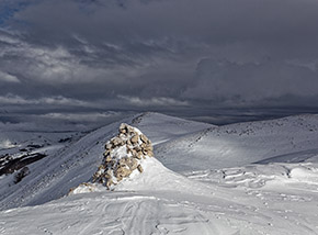 Sul colletto intermedio della Cresta Est di Monte Godi con sullo sfondo l’Anticima Orientale.