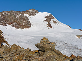 Ometto di cresta con affaccio sulla bianca Vedretta della Forcola, sullo sfondo Cima Cevedale o Zufallspitzen.