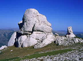 Un grosso blocco di calcare, modellato come i graniti sardi, poco sotto il Valico di Carapale.