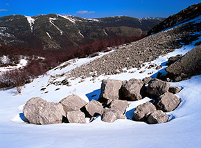“I dadi dei giganti” (massi di frana alla testata della Valle di Pezza).