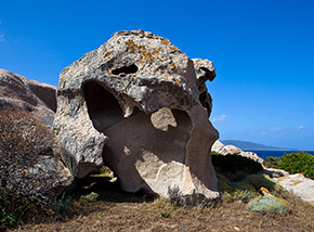 “L’elmo“ (masso di granito lungo il sentiero sopra Punta Galetta).