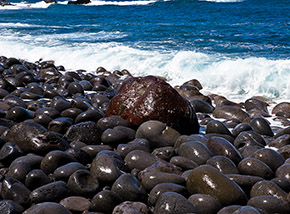 Risacca sulla spiaggia di Rocha do Navio.