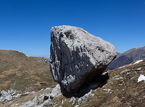 Macigno in precario equilibrio alle Pietre Rosse (Valle Inguagnera).
