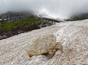 Un masso di roccia, rotolato “fresco fresco“ ai piedi del Canalone Maiori.