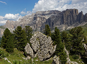 Scorcio tra la Città dei Sassi con il Sella sullo sfondo.