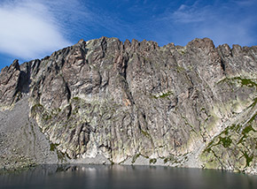 La grande Parete Sud di Cima d’Asta domina l’omonimo lago.