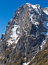 Vista sul possente baluardo roccioso dell’Anticima Nord della Vetta Orientale del Corno Grande.