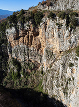 Scorcio sulle alte pareti che sovrastano le Gole del Sammaro.