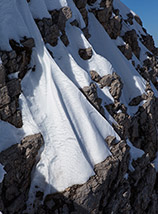 Drappi di neve sulle rocce a strapiombo del Costone.
