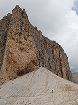 Il Passo d’Antermoia, ai piedi dello Spigolo Sud del Catinaccio d’Antermoia.
