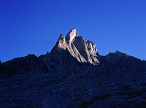 Primi raggi su Punta Sertori.