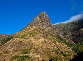 Pico das Furnas, uno dei numerosi picchi che incombono sulla Valle de Serra de Agua.