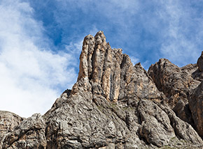 La stupenda Torre Enrica dominante la Val di Tasca.