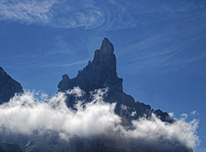 La silhoutte di Cimon della Pala si staglia contro il cielo.