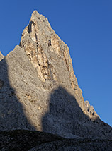 L’ombra di Cima Canali si disegna sulle pareti dell’elegante e slanciata Torre Pradidali.