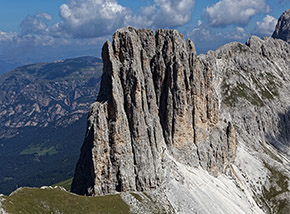 Gli spettacolari pilastri di Cima Sforcella.