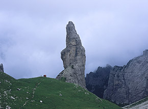 Il più bel campanile del mondo: il Campanile di Val Montanaia, alla cui base si trova il Bivacco Perugini.
