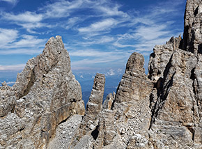 I Campanili di Fuori del Latemar con al centro quello chiamato la Torre di Pisa.