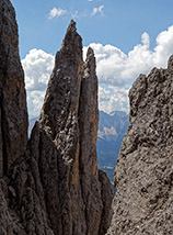 Affilati campanili di roccia s’innalzano attorno a noi (Via Ferrata Santner).