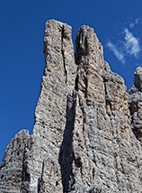 La Torre Delago (sulla sx) e la Torre Stabeler s’innalzano slanciate ed eleganti sopra il Passo di Laurino.