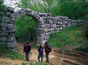 L’Arco di Trevi, una megalitica struttura probabile delimitazione dei territori degli Ernici e degli Equi.