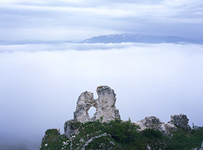 “Camera con vista” (ruderi del castello di Rocca Calascio, sullo sfondo s’intravede la catena del Sirente).