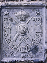 Stemma del Reparto Zappatori sopra Forcella Lavaredo (gli alpini che costruirono la Galleria del Paterno).