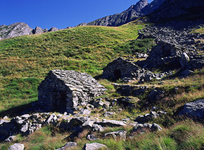 I vecchi stazzi in pietra dell’Alpe Averta.