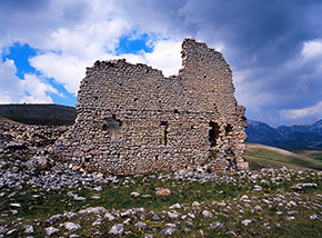 I ruderi del Monastero di S.Maria del Monte, sentinella di sconfinati prati.