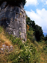 Il robusto torrione all’ingresso di Norba (o Civita), antica città dei Volsci.