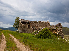 I ruderi del Casotto Amati in panoramica posizione ai margini del Piano della Dogana.