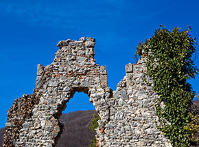 Particolare della facciata della Madonna dei Ronci.