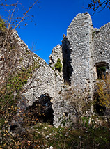 Scorcio all’entrata dei ruderi del Castello di Porciano Vecchia.