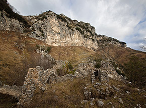 Uno sguardo alle pareti di calcare che dominano i ruderi del Convento di Cospita.