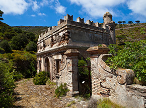 Il Castelletto del direttore, una delle costruzioni più significative della Colonia Penale Agricola di Capraia.