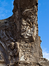 Particolare dei pregevoli stucchi settecenteschi che adornanvano le volte della Cattedrale dell’Assunta al Castello Aragonese.