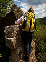 In panoramico equilibrio sulla calotta absidale dell’antica pieve di Rocca Respampani.