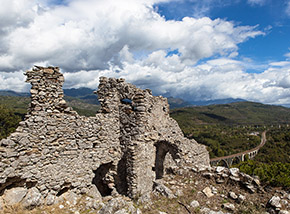 Fra le rovine del Castello di San Severino di Centola.