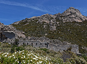 Dai ruderi del Monastero di San Mamiliano vista sul Monte della Fortezza.