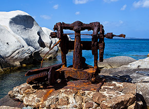 Il vecchio argano arruginito di Cala degli Scalpellini, testimone dei tempi passati.