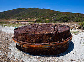 Vecchia boa da ormeggio arenata sulla spiaggia di Cala Trabuccato.