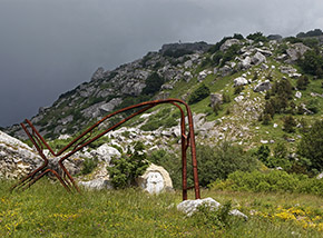 La vecchia croce di vetta del Monte Campo oggi ai piedi della cima.