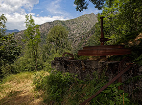 La ruota di un’antica teleferica per il legname a Var o Varola (Val Pogallo).