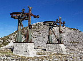Vecchie puleggie di uno skilift sulla Cresta Sud del Monte Agnello.