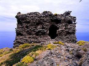 La diruta ma suggestiva Torre delle Barbici o della Regina a Capraia.