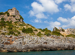 Torre degli Infreschi e i ruderi della casa di pescatori all’ingresso della Cala o Porto degli Infreschi.
