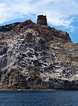La bellissima scogliera sotto Torre dello Zenobito a Capraia.