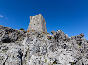 Torre Zancale, restaurata, torna a sfidare il vento.